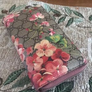 Gucci bloom wallet